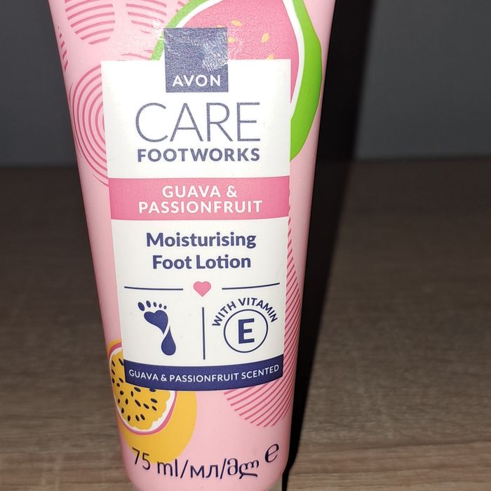 AVON Nawilżający balsam do stóp Guawa i Marakuja Foot works 75ml