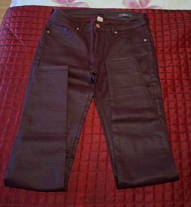 Calças bordeaux, lycra encerada - Mango