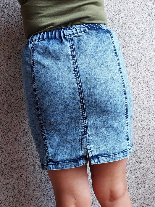 Krótka dopasowana spódnica jeansowa