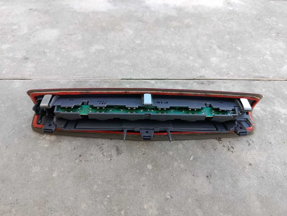 3a luz de stop - Opel Astra, com esguicho