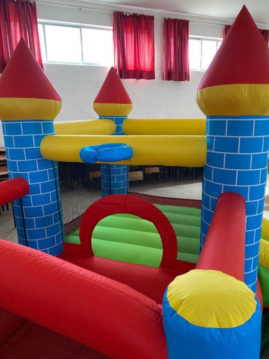 Aluguer Insuflável Castelo com Escorrega e Piscina | Festas