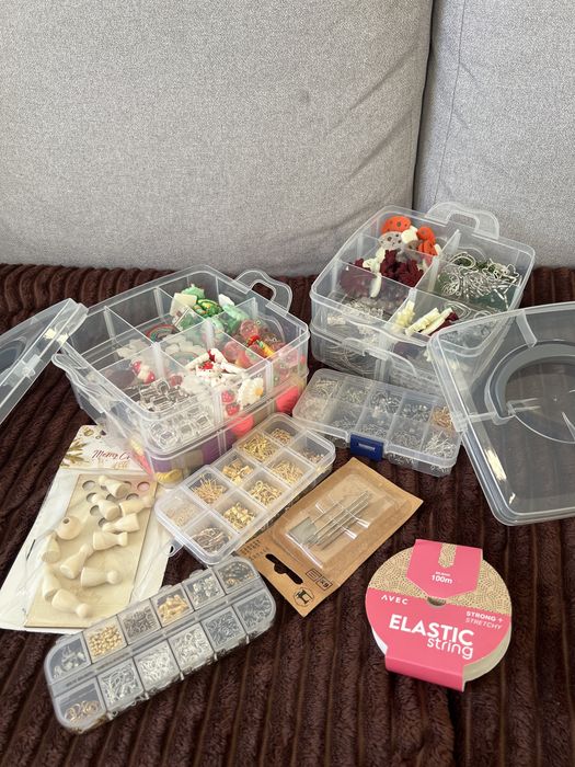 Vendo Lot De Artigos para Artesanato de Pulseiras, Colares e Brincos varios charms e peças e alicate