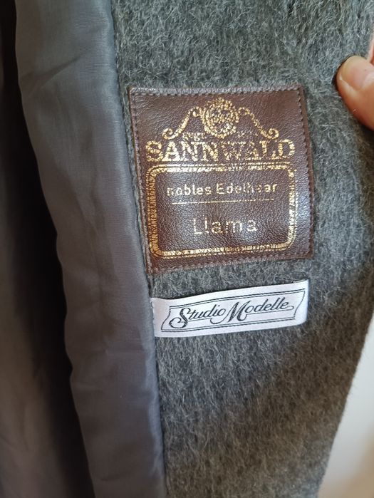 Nowy płaszcz damski z wełny lamy marki SANNWALD