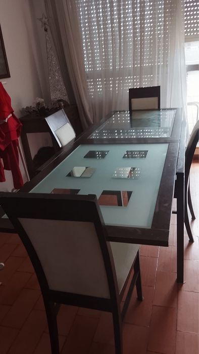 Vendo mesa com 4 cadeiras incluidas