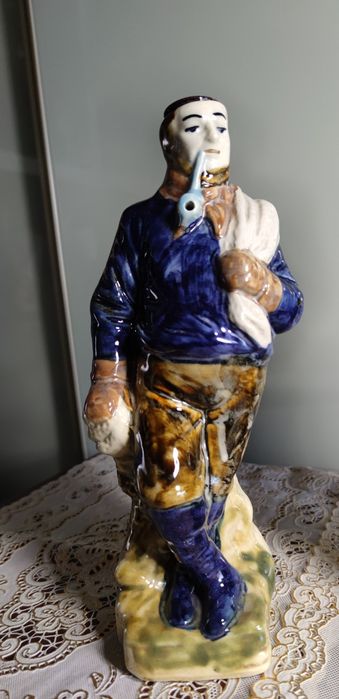 Ręcznie malowana figurka ceramiczna – „Rybak” – Karafka figuralna,