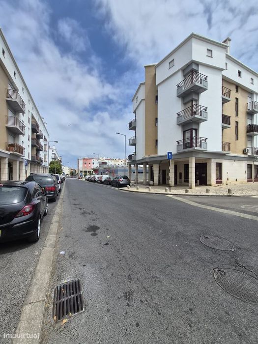 Magnifica Loja De 2 Pisos Na Praça Lopes Graça - Centro Do Laranjeiro