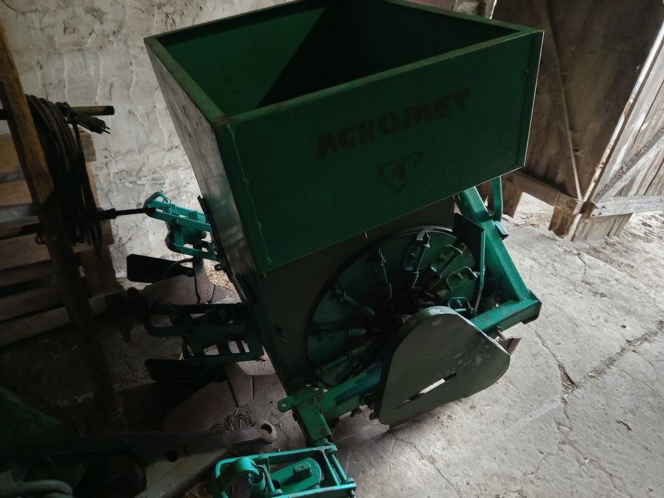 Ziemniaki warzywa chrzan cebula czosnek sadzarka kopaczka