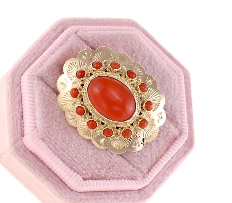 Urocza brosza z naturalnym koralem – złoto 585