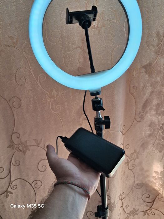 Кільцева лампа зі штативом