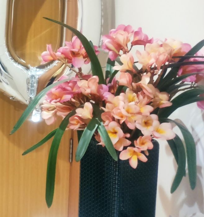 Elegante Arranjo de Flores Artificiais (Plumérias)