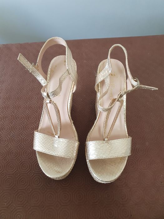 Sandálias marca DIFFERENT n°38 ( usadas uma vez)