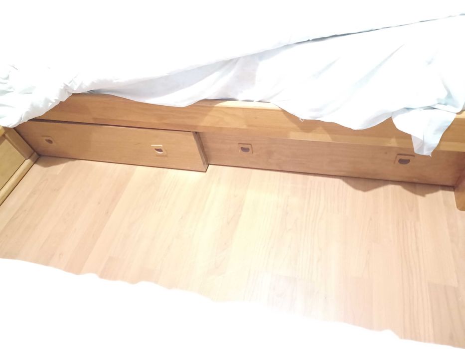 Mobília de Quarto em Pinho