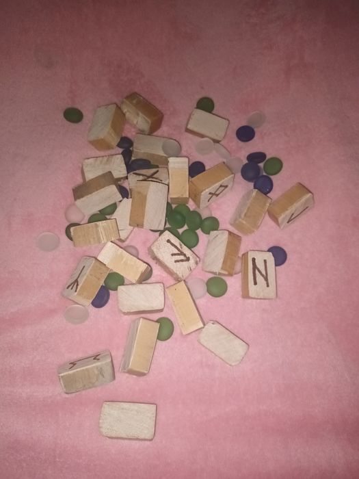 усі руни ручної роботи з підписами