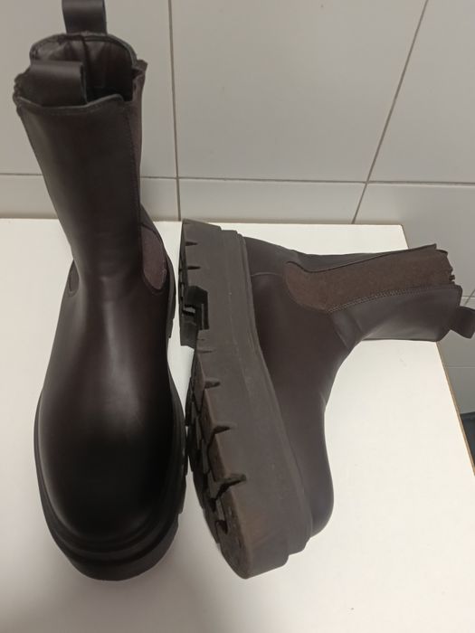 Botas 41 de cano curto Bershka com detalhe elástico na cor castanho