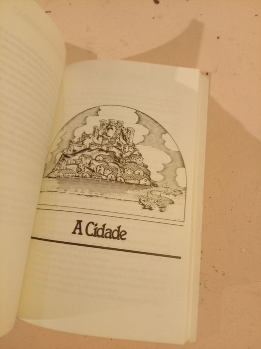 Livro Elucidário de conhecimentos quase inúteis