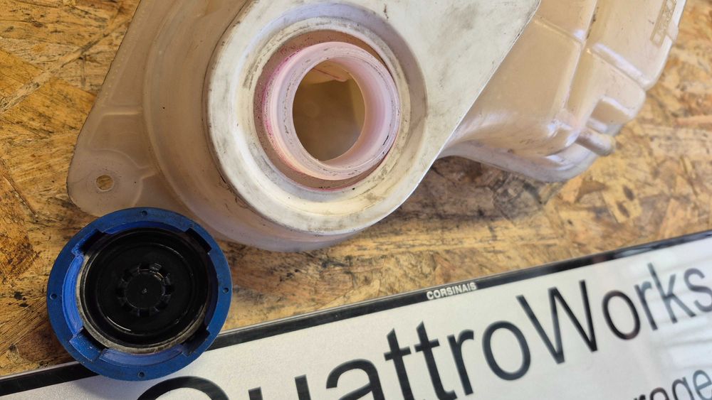 AUDI A4 B5/A6/PASSAT B5 ETC - Vaso de Expansão Original 8D0121,403C