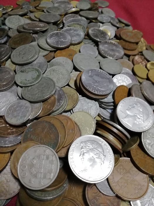 Lote com + de 1000 moedas com muita qualidade .