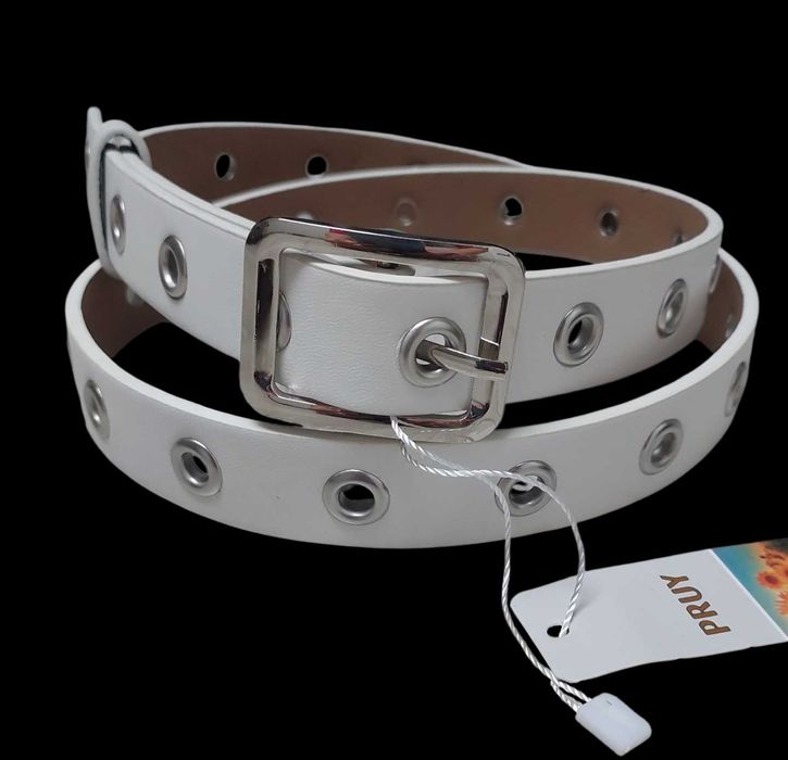 Biały pasek regulowany z srebrnymi oczkami i klamrą