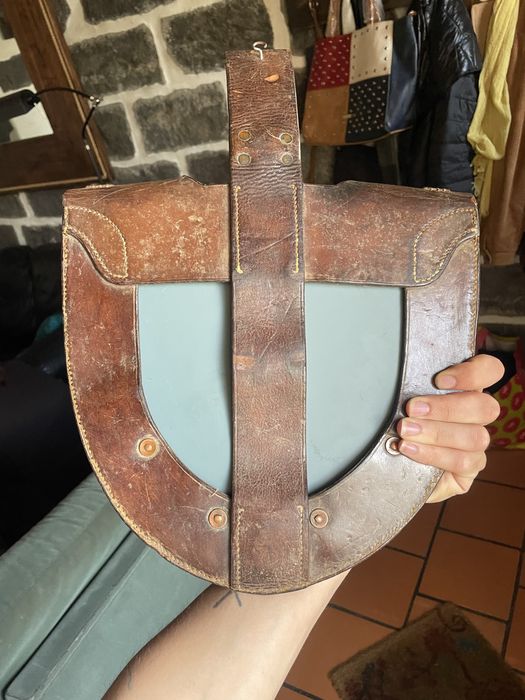 Espelho de “Arte de Trincheira” em Couro