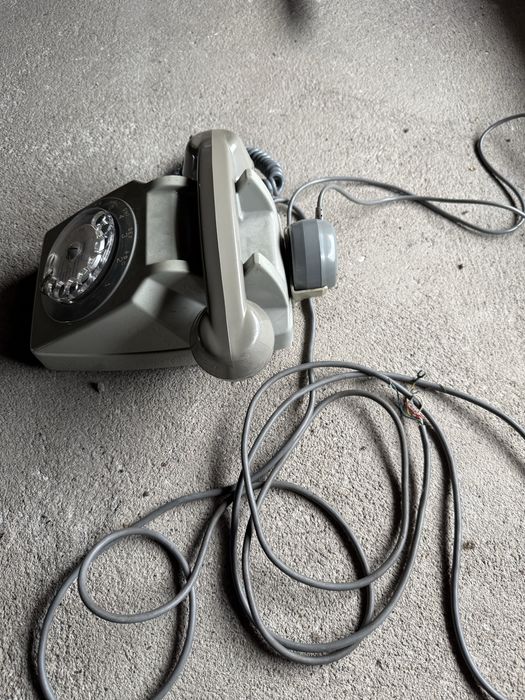 Stary telefon z tarcza francuski