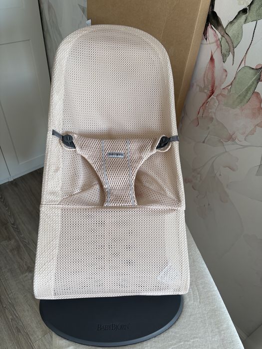 Leżaczek bujaczek babybjorn pearly pink mesh