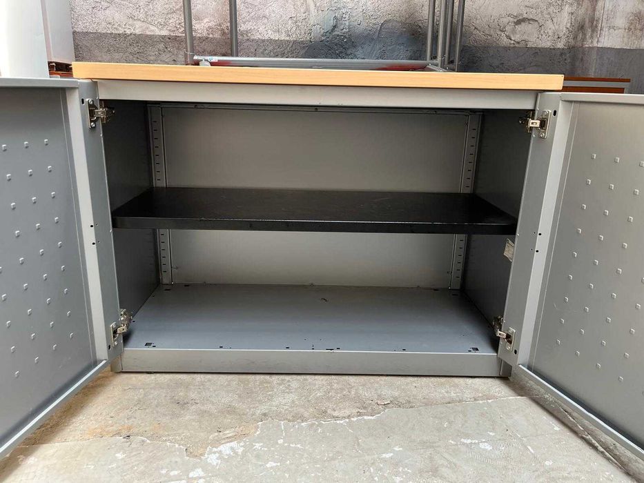 Armário em tampo de madeira e estrutura em metal