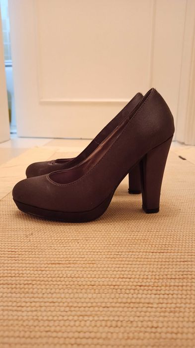 Sapatos de salto alto forrados tecido