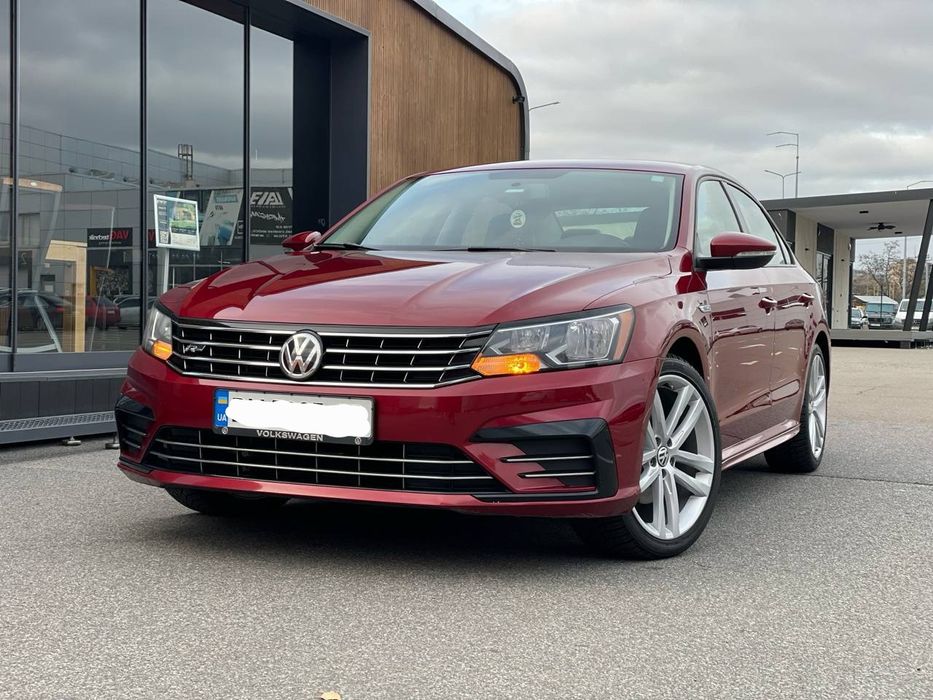 Volkswagen Passat B8 R-line  2018 .
Автомобіль в дуже гарной комплектаціі ,стильний зовнішній обвіс ,в гарному колірі" Maroon".
Низько профільні круті диски 19r на новій зимовій гумі. Салон як новий ,чистий та охайний.
Двигун 2.0 останньої генерації (gen3) .Надійна автоматична коробка передач ,6 ст. Aisin.
В авто багато корисних опцій: датчик світла, підігрів сидінь, датчики сліпих зон, адаптивний круїз контроль...та багато іншого. 
По технічному стану авто немає зауважень.Торг присутній.
Місце знаходження Ірпінь, Буча.