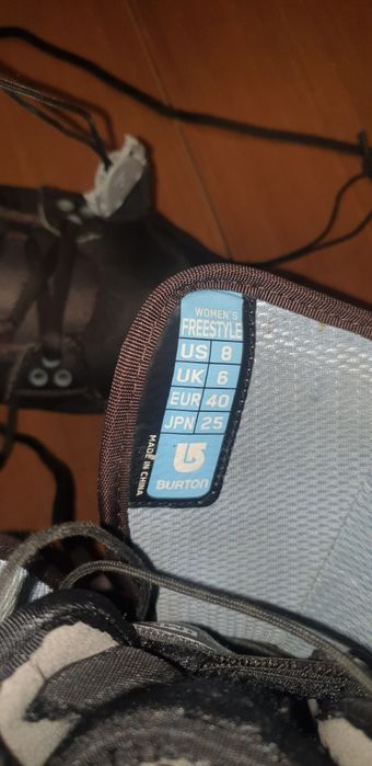 Buty i zapięcia snowboardowe.