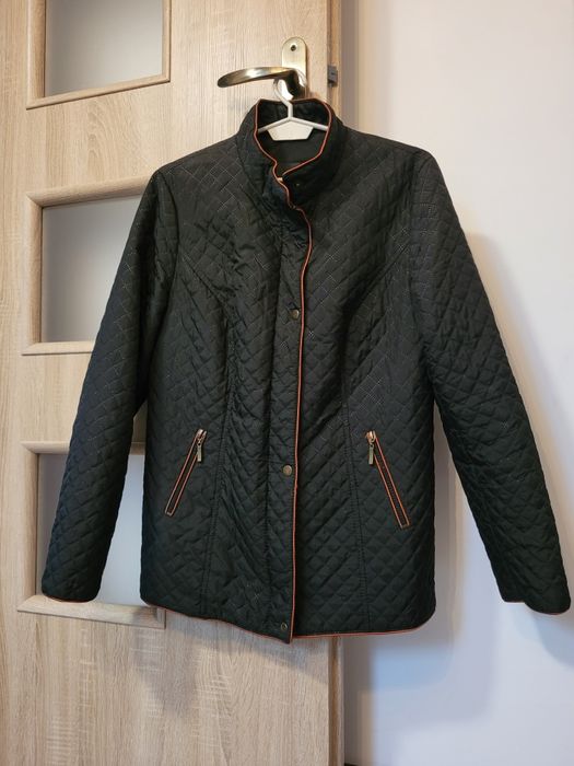 Czarna kurtka pikowana