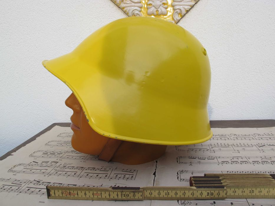 Capacete Bombeiros ou Proteção Civil Suíça - Antigo