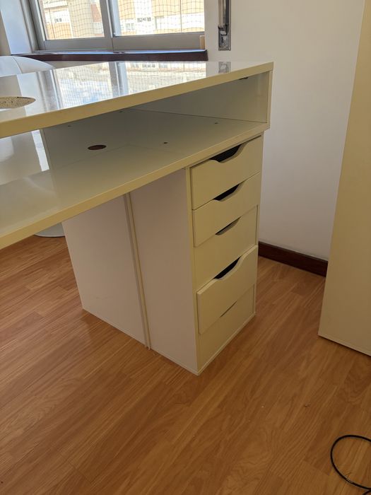 mesa de manicure com dois gaveteiros