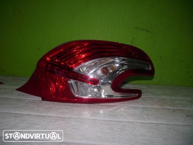Farolim de Trás Direito Peugeot 208 - 2012 / 2016 - FR897