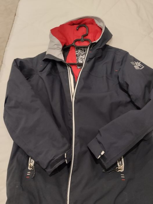 Kispo  parka Tribord Decathlon azul e vermelho com capuz . Impermeável