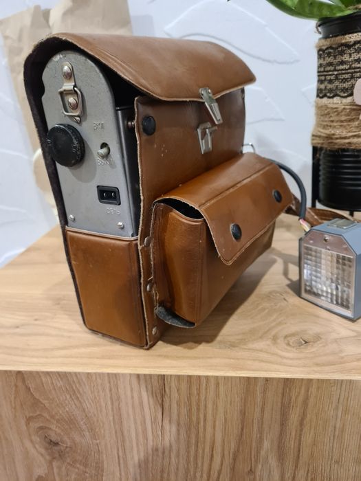 Lampa błyskowa do aparatu ze skórzanym etui.