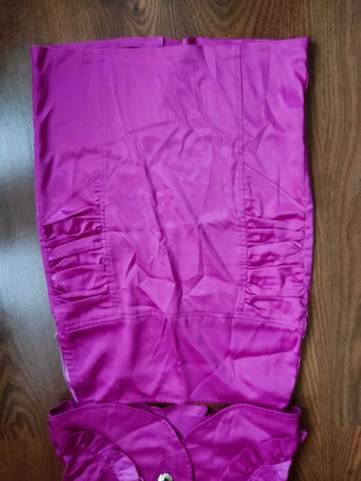 Летний костюм малинового цвета