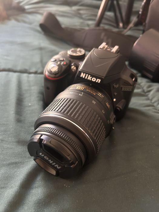 Nikon D3300 com varios acessorios e lente extra
