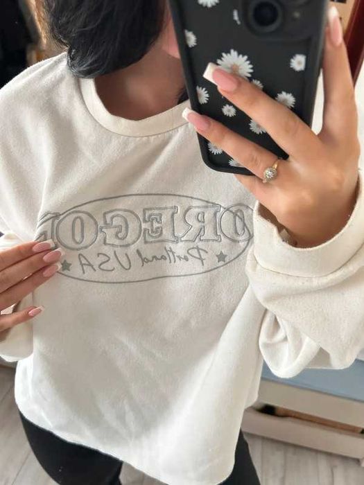 Biała bluza z napisem