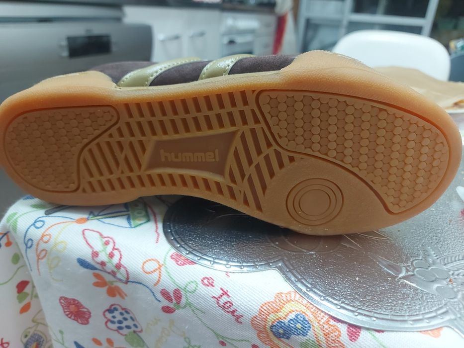 Ténis castanhos n.38, com apontamento douradoss