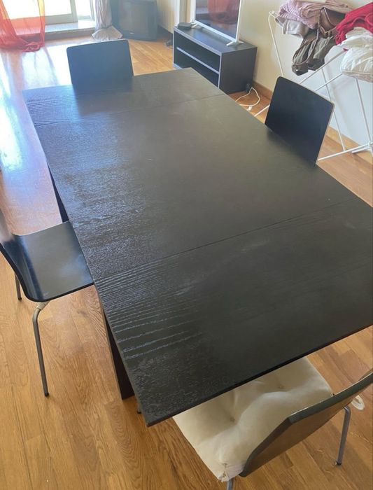 Mesa e cadeiras pretas IKEA