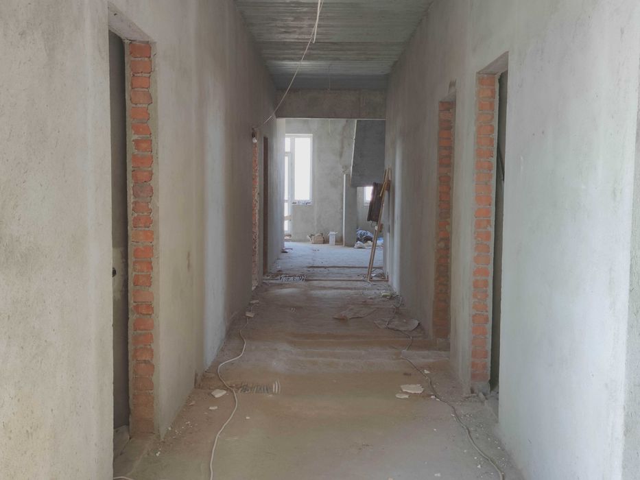 Продаж фасадної будівлі 1200 м² на міжнародній трасі, Вінницька обл.