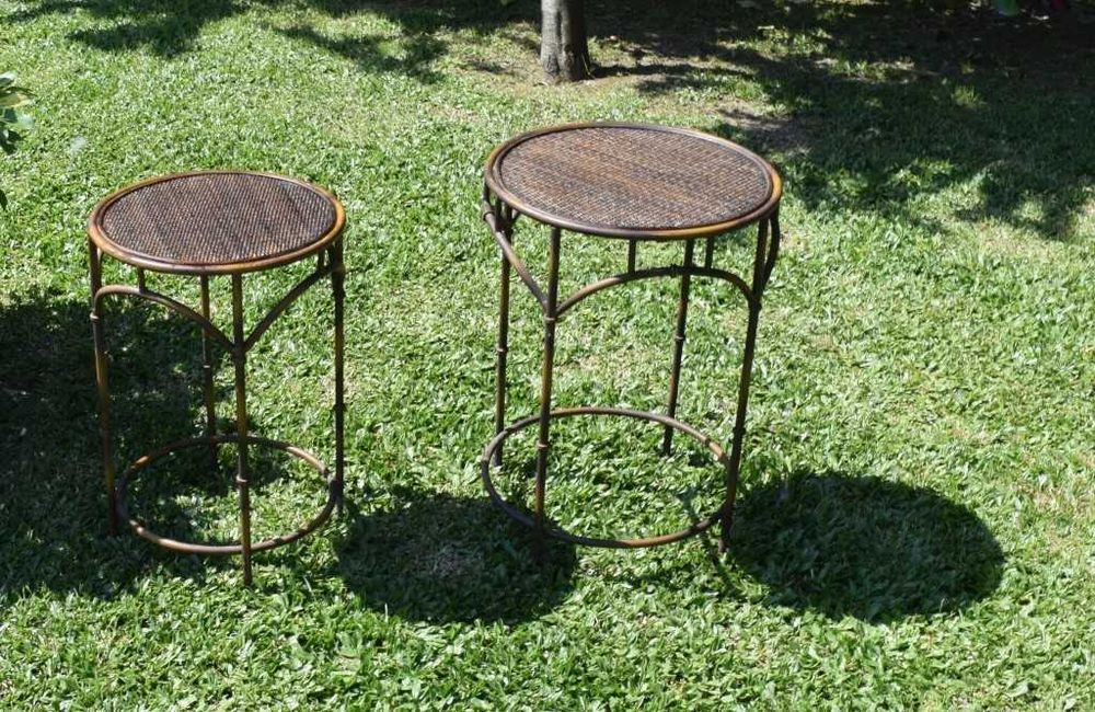 Mesa de apoio metálica e tampo em vime, feita na Tailândia