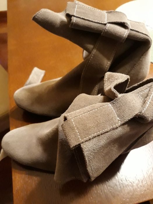 Buty zamszowe na obcasie