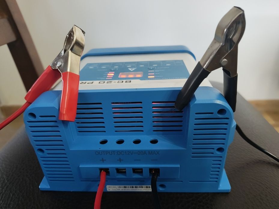 Ładowarka akumulatorów 12V/20A automatyczna