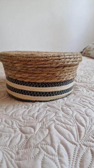 Okrągły koszyk pleciony z pokrywką BOHO