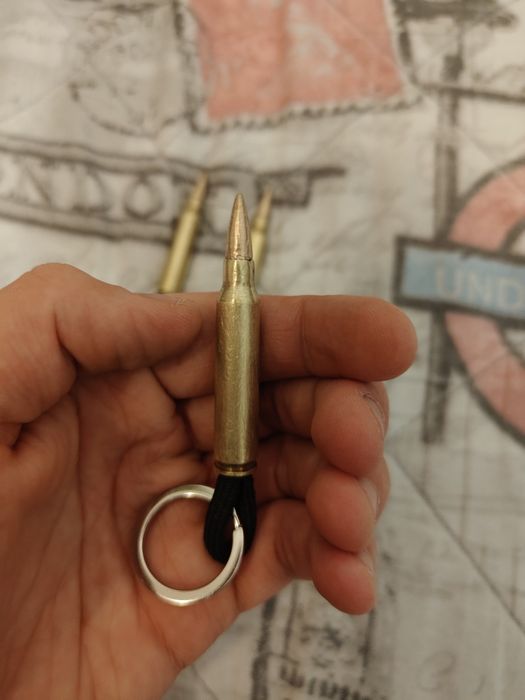 Breloki w kształcie naboju karabinowego kal.5.56 mm.