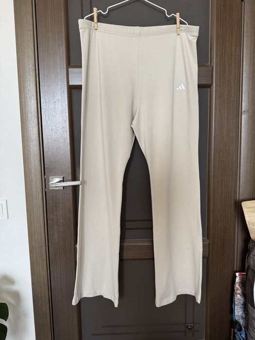 Легінси штани спортивні Adidas Essentials Small Logo JD3072 Бежевий Flare Fit