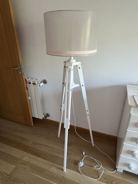 Candeeiro de pé em estilo tripé de cor branca