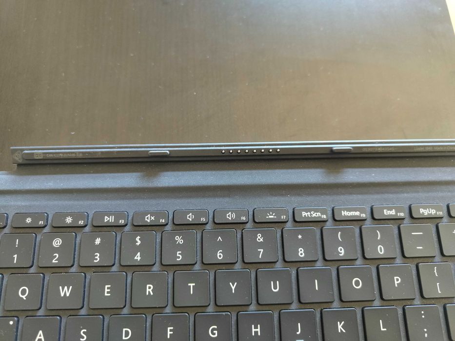 Teclado Type Cover Surface Go, layout US - Pra desocupar.