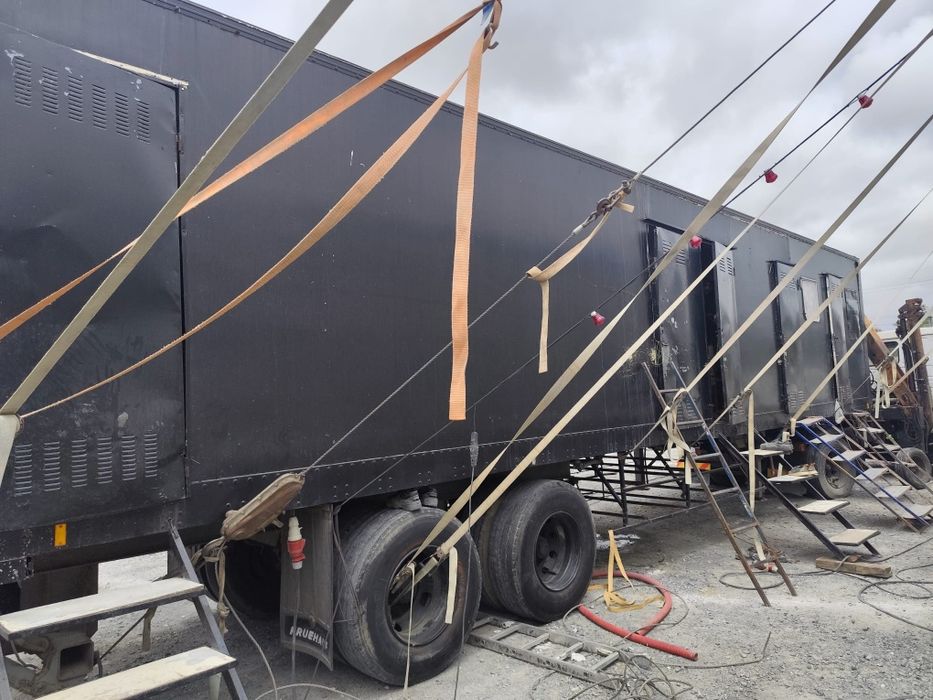 Reboque com devisoes de camata, cozinha e duche.